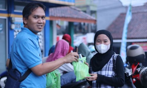 FKIP UNIKU Mulai Berbagi Takjil Kepada Masyarakat di Sekitar Fajar Kadugede